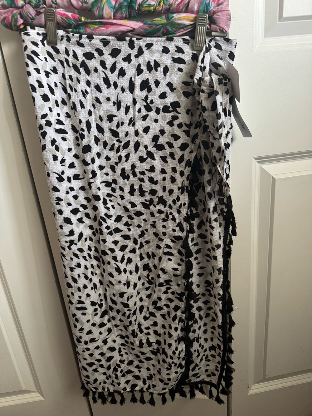 🦋 2 for $30
Black & White Snow Leopard Print Wrap cover up with Tassels